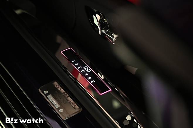 롤스로이스모터카가 13일 서울 강남구 롤스로이스모터카 서울 청담 쇼룸에서 롤스로이스 순수전기 모델 '블랙 배지 스펙터'를 국내 최초로 출시하고 있다./사진=이명근 기자 qwe123@