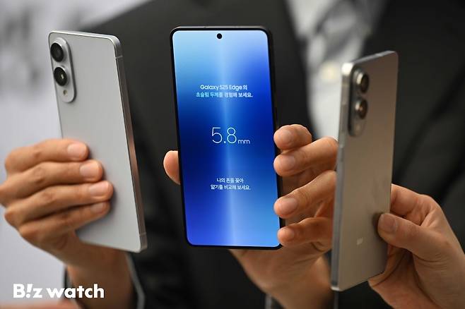 삼성전자가 13일 오전 서울 서초구 삼성 강남에서 초슬림형 스마트폰 '갤럭시 S25 엣지'를 정식 공개하고 있다./사진=이명근 기자 qwe123@