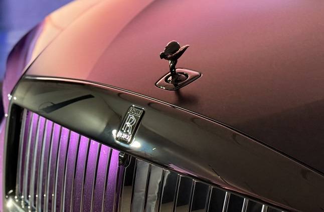 '일루미네이티드 그릴 백플레이트'에 테일러드 퍼플 색상이 적용돼 외장 색상과 통일감을 이뤘다./사진=백유진 기자 byj@