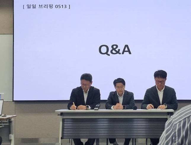 13일 서울 중구 삼화타워에서 열린 SK텔레콤 유심 해킹사태 일일 브리핑에서 김희섭 SKT PR센터장(왼쪽부터), 임봉호 MNO사업부장, 류정환 네트워크인프라센터장이 질의응답을 받고 있다. /사진=비즈워치