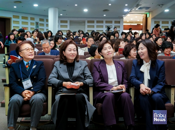 신미숙 한국유치원총연합회 이사장이 지난 3월 25일 한국교총회관에서 열린 취임식에서 내빈들과 함께 담소를 나누고 있다. 이효상 기자 ⓒ베이비뉴스