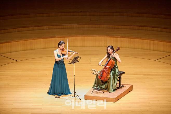 지난 4월 30일 서울 송파구 롯데콘서트홀에서 열린 ‘인 하우스 아티스트 최하영 I’ 공연에서 첼리스트 최하영(오른쪽), 동생 바이올리니스트 최송하가 듀오 무대를 선보이고 있다. (사진=롯데문화재단)