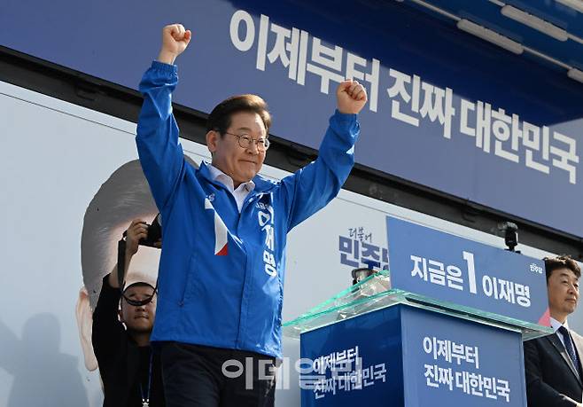 이재명 더불어민주당 대선 후보가 6·3 대통령선거 공식 선거운동 첫날인 12일 오후 경기 화성시 동탄 센트럴파크 음악분수중앙광장에서 열린 ‘K-반도체’ 동탄 집중유세에 참석해 지지를 호소하고 있다.(사진=이영훈기자)