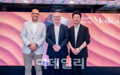 (왼쪽부터) 안드레 다우드 메디카그룹 최고경영자(CEO), 메인 연자 에릭 코퍼르트, 지승욱 휴젤 부사장이 지난 9일(현지시각) 아랍에미리트 두바이에서 열린 보툴렉스 아랍에미리트 론칭 행사에서 기념 사진을 촬영하고 있다. (사진=휴젤)