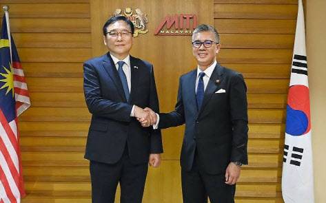 정인교(왼쪽) 산업통상자원부 통상교섭본부장이 지난해 3월26일(현지시간) 말레이시아 투자통상산업부 접견실에서 뜽쿠 자프룰 아지즈(Tengku Zafrul Aziz) 말레이시아 투자통상산업부 장관과 면담에 앞서 악수하고 있다. 둘은 이날 양국간 자유무역협정(FTA) 협상 재개를 공식화했다. (사진=산업부)
