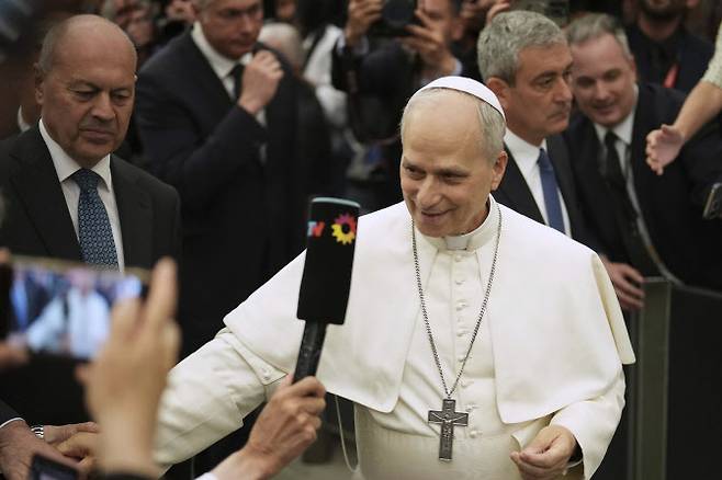 레오 14세 교황이 12일 취임 후 첫 기자회견을 마친 후 단상에서 내려와 객석에 있는 언론 관계자들과 만나 일일이 악수하며 인사하고 있다(사진=AP)