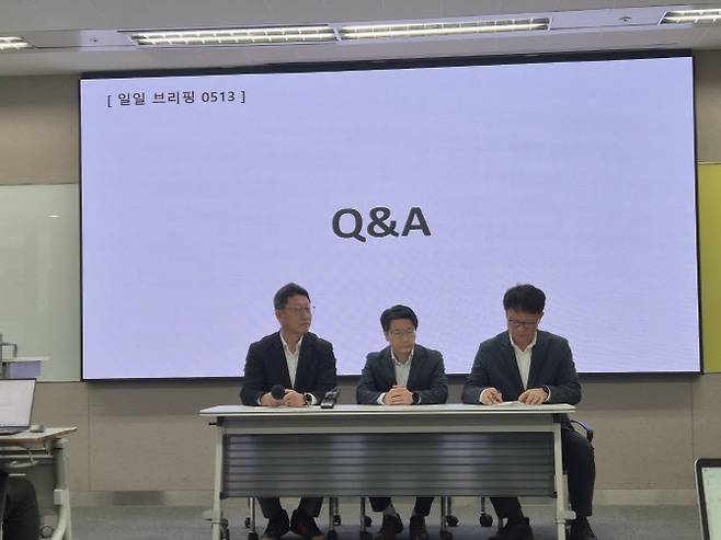 김희섭 SK텔레콤 PR실장(왼쪽부터), 임봉호 MNO사업부장, 류정환 네트워크인프라센터장이 일일브리핑 현장에서 발언하고 있다.(사진=임유경 기자)