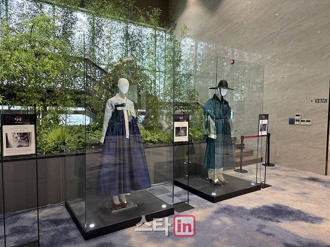 넷플릭스 새 시리즈 ‘탄금’ 제작발표회 현장에 전시된 한복 의상.(사진=최희재 기자)