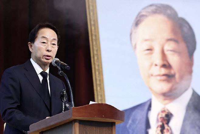 김현철 김영삼대통령기념재단 이사장이 2023년 11월 22일 서울 동작구 국립서울현충원에서 열린 김영삼 전 대통령 서거 8주기 추모식에서 추모사를 하고 있는 모습. (사진=연합뉴스)