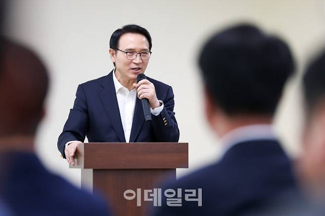 임태희 경기도교육감이 4월 29일 평택중앙초등학교 내 교권보호기념센터 개소식에서 인사말을 하고 있다.(사진=경기도교육청)