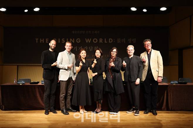 ‘물의 정령’ 창작진 및 출연진. 왼쪽부터 애슐리 리치, 로빈 트리츨러, 황수미, 김정미, 메리 핀스터러, 스티븐 카르, 스티븐 오즈굿(사진=예술의전당 제공)