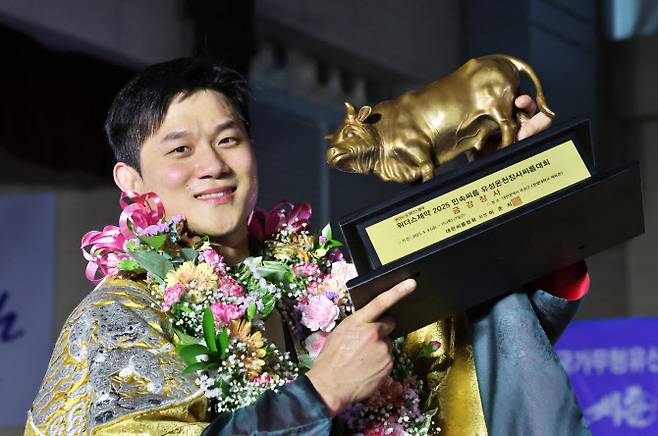 황소트로피를 들고 기뻐하는 노범수. 사진=대한씨름협회