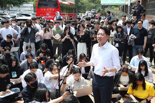 개혁신당 이준석 대선 후보가 13일 ‘학식먹자 이준석’ 행사가 열린 대구 경북대학교에서 발언하고 있다.(사진=연합뉴스)