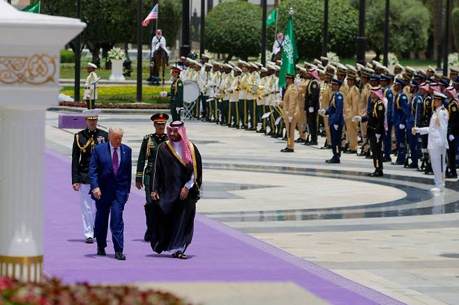 13일(현지시간) 사우디아라비아 리야드에서 열린 환영식에서 도널드 트럼프 미국 대통령이 무함마드 빈 살만 사우디 왕세자와 함께 걷고 있다. (사진=로이터)