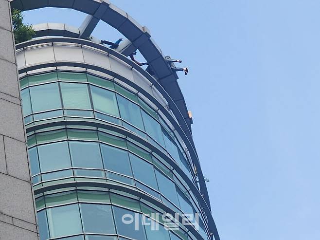 13일 오후 서울 강남구 역삼동의 15층 규모 건물 옥상에서 난간을 걷던 남성을 당국이 구조하고 있다. (사진=염정인 수습기자)