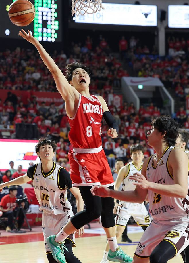 13일 서울 송파구 잠실학생체육관에서 열린 2024-2025 KCC 프로농구 챔피언결정전 5차전 서울 SK와 창원 LG의 경기. 서울 SK 안영준이 슛을 하고 있다. 사진=연합뉴스