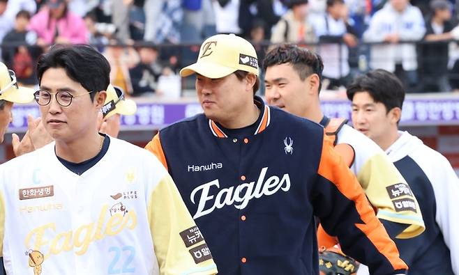 6일 삼성 라이온즈를 상대로 승리를 거둔 뒤 기뻐하는 한화 이글스 류현진(왼쪽 두 번째)