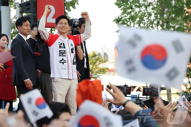 김문수 국민의힘 대통령 후보가 제21대 대통령 선거 공식 선거운동 첫 날인 12일 대구 중구 서문시장에서 지지를 호소하고 있다. (공동취재) 2025.5.12/뉴스1 ⓒ News1 김민지 기자