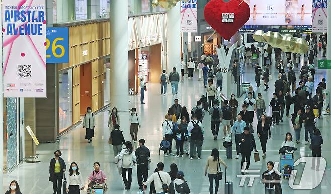 인천국제공항 제1터미널 면세구역에서 여행객들이 쇼핑을 하고 있다. /뉴스1 ⓒ News1 장수영 기자
