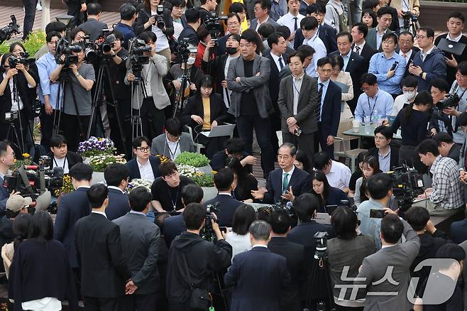김문수 국민의힘 대통령 후보와 한덕수 무소속 대선 예비후보가 8일 오후 서울 여의도 국회 강변서재에서 '후보 단일화' 회동을 하고 있다.(공동취재) 2025.5.8/뉴스1 ⓒ News1 안은나 기자