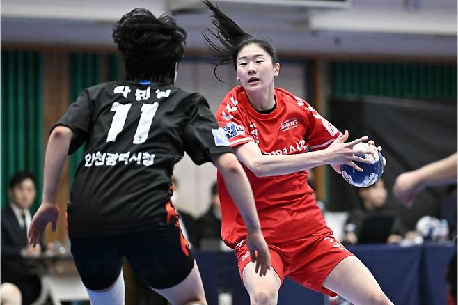 여자 핸드볼 신인상 정지인(오른쪽)(KOHA 제공)