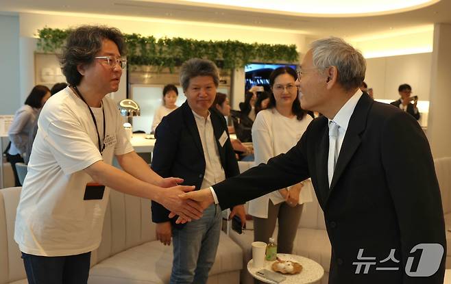 유인촌 문화체육관광부 장관이 12일 일본 도쿄 콘텐츠코리아랩를 방문해 입주기업 관계자들과 간담회를 하고 있다.(제공=문화체육관광부)