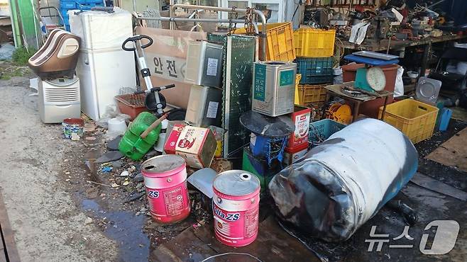 (칠곡=뉴스1) 신성훈 기자 = 12일 오전 6시18분쯤 경북 칠곡군 왜관읍 왜관리의 고물상에서 담뱃불 부주의로 추정되는 가스폭발로 화재가 발생했다.(경북소방본부 제공. 재판매 및 DB 금지)2025.5.13/뉴스1