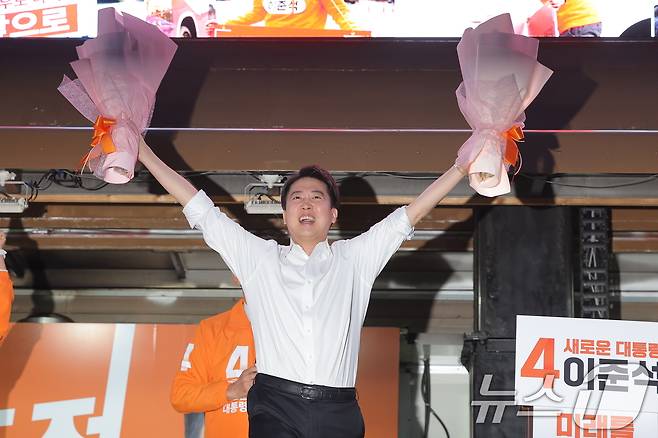이준석 개혁신당 대통령 후보가 공식 선거운동이 시작된 12일 서울 중구 청계광장에서 가진 서울 첫 집중유세에서 유세차량에 올라 두 팔 벌려 인사하고 있다. 2025.5.12/뉴스1 ⓒ News1 박정호 기자