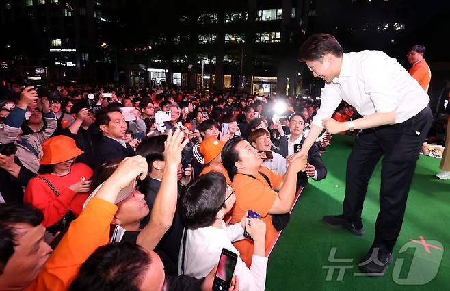 이준석 개혁신당 대통령 후보가 공식 선거운동이 시작된 12일 서울 중구 청계광장에서 가진 서울 첫 집중유세에서 지지를 호소하고 있다. (공동취재) 2025.5.12/뉴스1 ⓒ News1 박정호 기자