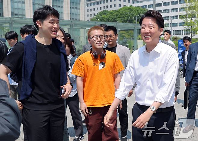 이준석 개혁신당 대통령 후보가 공식 선거운동이 시작된 12일 서울 서대문구 연세로 연세대학교 학생식당 앞에서 학생들과 인사를 나누고 있다. 2025.5.12/뉴스1 ⓒ News1 박정호 기자