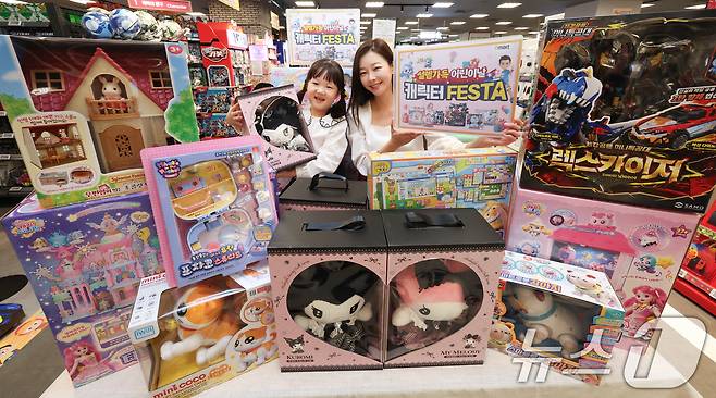 25일 이마트 용산점에서 모델들이 어린이날을 앞두고 마이멜로디, 티니핑 등 인기 캐릭터 완구 할인 행사를 알리고 있다. 2025.4.25/뉴스1 ⓒ News1 허경 기자