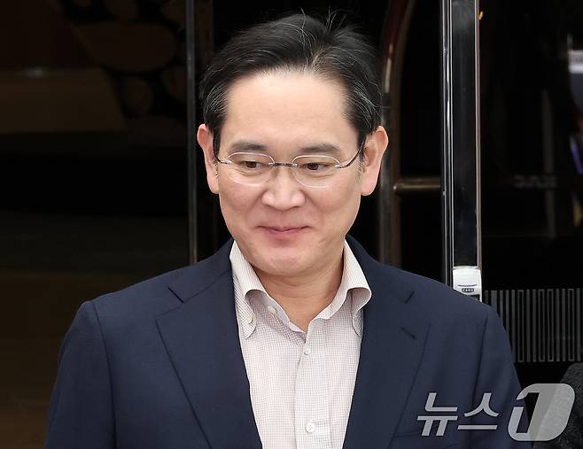 이재용 삼성전자 회장이 9일 일본 출장을 마치고 서울 강서구 서울김포비즈니스항공센터(SCBAC)로 귀국하고 있다. 2025.4.9/뉴스1 ⓒ News1 박세연 기자