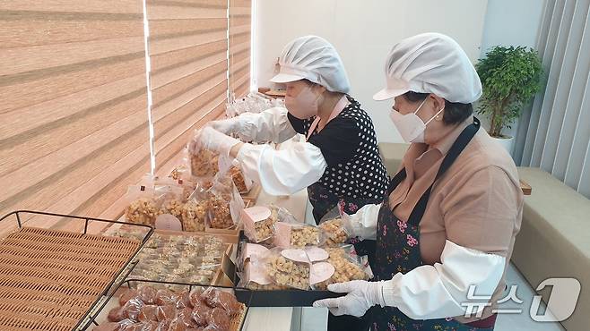 충북 충주에 사는 '할매'가 국가 명인이 만든 조청을 이용해 약과를 선보인다.(충주시 제공. 재판매 및 DB금지)/뉴스1