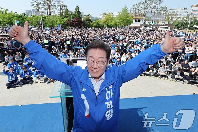 이재명 더불어민주당 대통령 후보가 제21대 대통령 선거 공식 선거운동 첫날인 12일 오후 경기 화성시 동탄 센트럴파크 음악분수중앙광장에서 연설에 앞서 인사하고 있다. 2025.5.12/뉴스1 ⓒ News1 안은나 기자