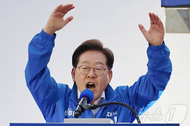 이재명 더불어민주당 대통령 후보가 제21대 대통령 선거 공식 선거운동 첫날인 12일 오후 대전 중구 으능정이거리 스카이로드에서 지지를 호소하고 있다. (공동취재) 2025.5.12/뉴스1 ⓒ News1 안은나 기자