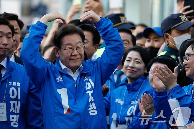 이재명 더불어민주당 대통령 후보가 제21대 대통령 선거 공식 선거운동 첫날인 12일 오후 대전 중구 으능정이거리 스카이로드에서 유세에 앞서 하트를 그리고 있다. 2025.5.12/뉴스1 ⓒ News1 안은나 기자