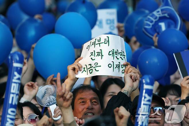 이재명 더불어민주당 대통령 후보가 제21대 대통령 선거 공식 선거운동 첫날인 12일 오후 대전 중구 으능정이거리 스카이로드에서 지지를 호소하는 가운데 지지자들이 풍선과 손팻말을 들고 있다. (공동취재) 2025.5.12/뉴스1 ⓒ News1 안은나 기자