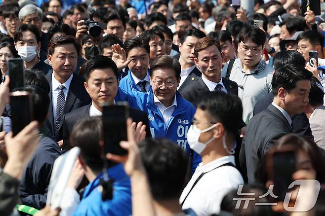 이재명 더불어민주당 대통령 후보가 제21대 대통령 선거 공식 선거운동 첫날인 12일 오후 경기 화성시 동탄 센트럴파크 음악분수중앙광장에서 열린 집중유세에 참석하고 있다. (공동취재) 2025.5.12/뉴스1 ⓒ News1 안은나 기자