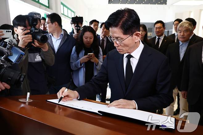 김문수 국민의힘 대통령 후보가 13일 오전 대구 동구 국립신암선열공원에서 참배 후 방명록을 작성하고 있다. 2025.5.13/뉴스1 ⓒ News1 김민지 기자