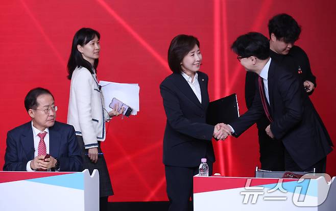 나경원(가운데),한동훈 국민의힘 대선 경선 후보가 지난 4월 20일 오후 서울 강서구 ASSA아트홀에서 열린 제21대 대통령 후보자 1차 경선 B조 토론회에서 인사나누고 있다. 왼쪽은 홍준표 후보. 2025.4.20/뉴스1 ⓒ News1 국회사진취재단