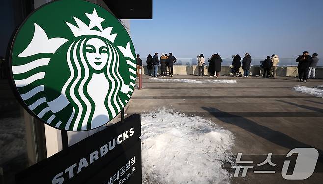 비상계엄 사태 여파 속 경기 김포시 애기봉 평화생태공원을 찾는 이들이 크게 늘었다. 2025.1.12/뉴스1 ⓒ News1 김진환 기자