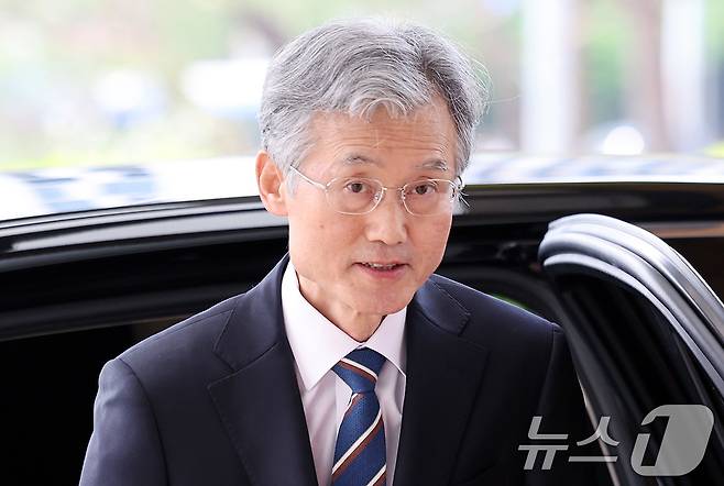 조희대 대법원장이 13일 오전 서울 서초구 대법원으로 출근을 하고 있다. 2025.5.13/뉴스1 ⓒ News1 이동해 기자