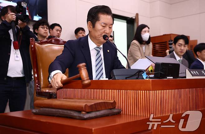 정청래 법제사법위원장이 2일 오후 서울 여의도 국회에서 열린 법제사법위원회 전체회의에서 안건을 상정하며 의사봉을 두드리고 있다. 2025.5.2/뉴스1 ⓒ News1 김민지 기자