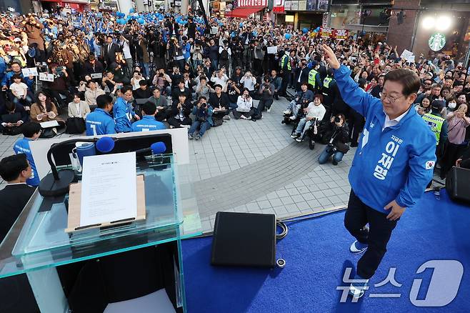 이재명 더불어민주당 대통령 후보가 제21대 대통령 선거 공식 선거운동 첫날인 12일 오후 대전 중구 으능정이거리 스카이로드에서 유세에 앞서 인사하고 있다. (공동취재) 2025.5.12/뉴스1 ⓒ News1 안은나 기자