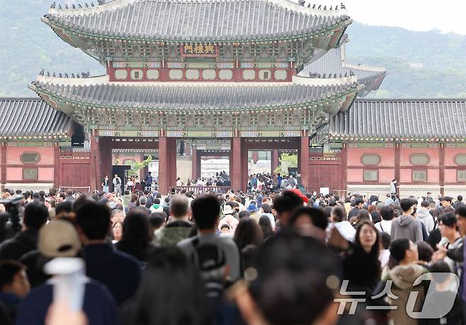이린이날인 5일 서울 종로구 경복궁이 시민들과 외국인 관광객들로 북적이고 있다. 2025.5.5/뉴스1 ⓒ News1 허경 기자