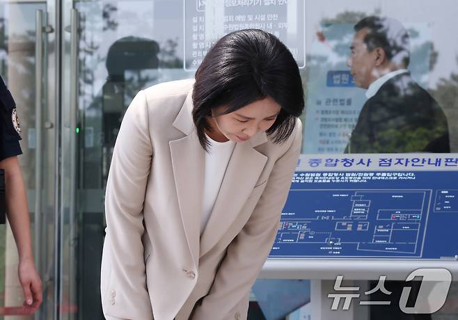 '공직선거법 위반' 혐의로 1심에서 벌금형을 선고받은 이재명 더불어민주당 대통령 후보의 부인 김혜경 여사가 12일 오후 경기 수원시 영통구 수원고등법원에서 열린 항소심 선고 공판을 마치고 나와 지지자들에게 인사를 하고 있다. 이 여사는 이날 항소심 선고공판에서 1심과 같은 벌금 150만원을 선고 받았다. 2025.5.12/뉴스1 ⓒ News1 김영운 기자