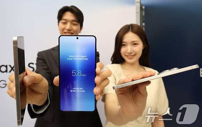 13일 오전 서울 삼성 강남에서 열린 갤럭시S25 엣지 미디어행사에서 제품이 공개되고 있다. 갤럭시 S25 엣지의 두께는 5.8㎜(기본모델 7.2㎜) 수준으로 역대 갤럭시 시리즈 중 가장 얇다 2025.5.13/뉴스1 ⓒ News1 장수영 기자