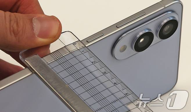 13일 오전 서울 삼성 강남에서 열린 갤럭시S25 엣지 미디어행사에서 제품이 공개되고 있다. 갤럭시 S25 엣지의 두께는 5.8㎜(기본모델 7.2㎜) 수준으로 역대 갤럭시 시리즈 중 가장 얇다 2025.5.13/뉴스1 ⓒ News1 장수영 기자