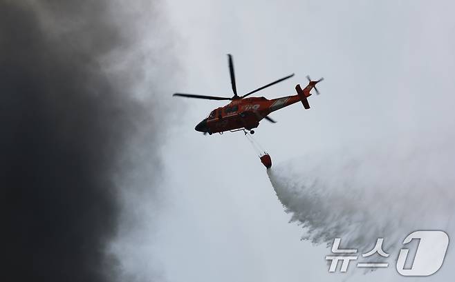 13일 오후 경기 이천시 부발읍 소재 대형 물류창고에서 화재가 발생해 검은 연기가 치솟고 있다. 2025.5.13/뉴스1 ⓒ News1 김영운 기자