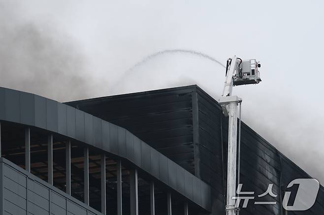 13일 경기도 이천시 부발읍 소재 대형 물류창고에서 화재가 발생해 소방당국이 진화작업을 벌이고 있다. 2025.5.13/뉴스1 ⓒ News1 김영운 기자